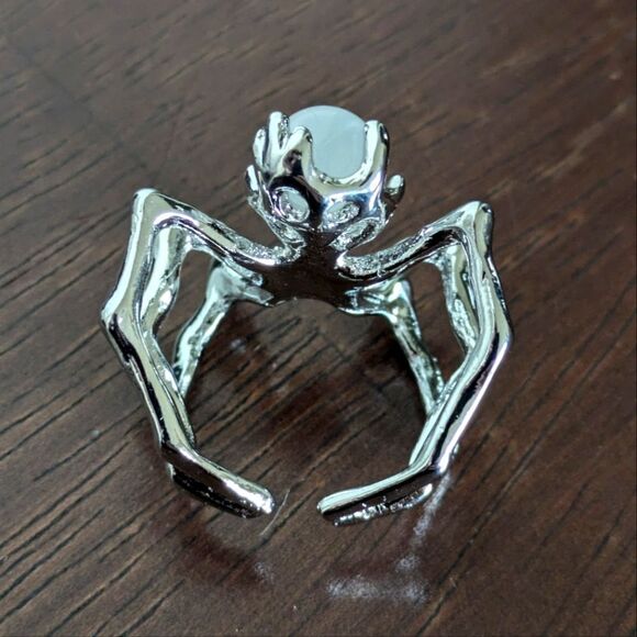 NWT Gorgeous Silvertone Spider Ring with Faux Moonstone - Picture 8 of 12